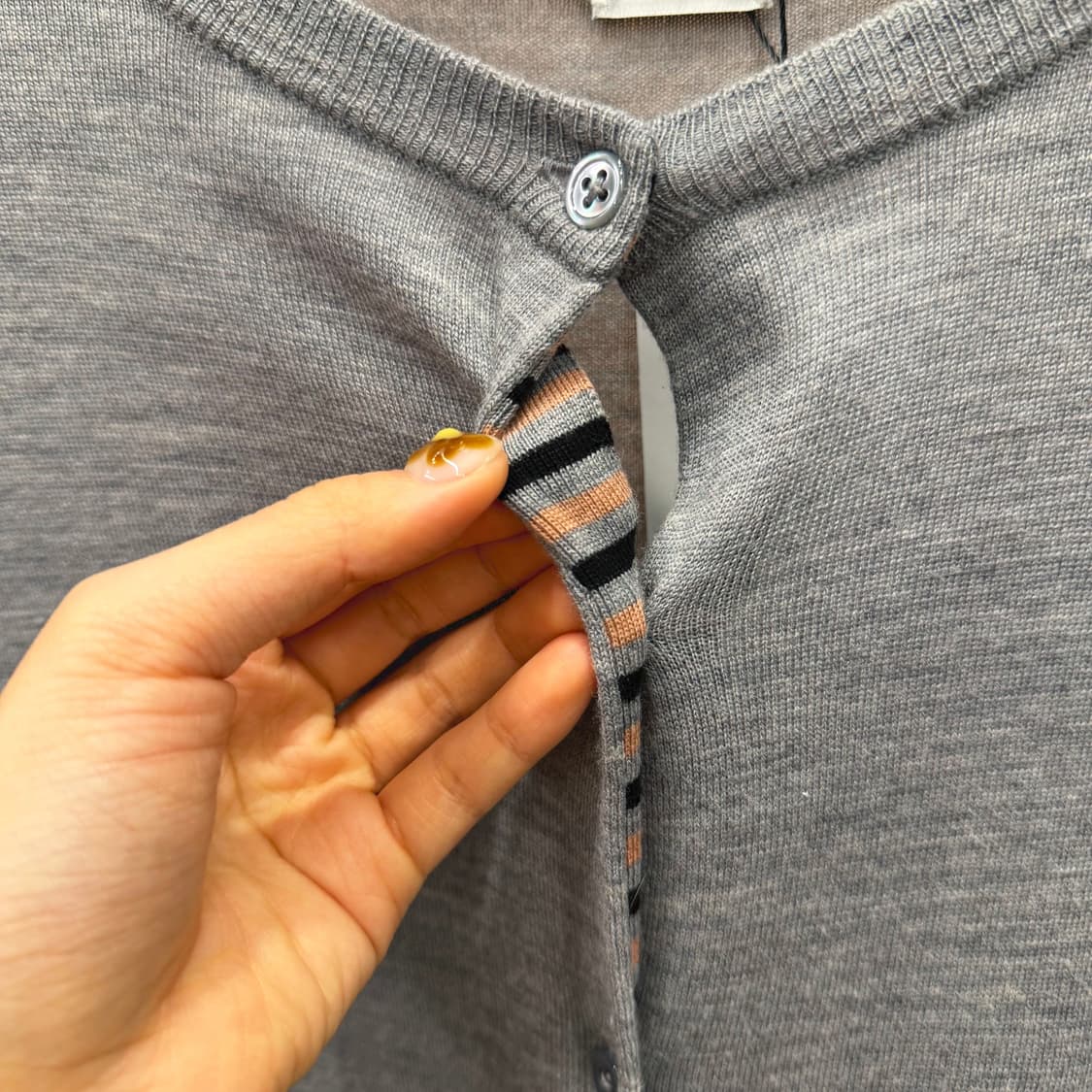 폴스미스 라운드넥 긴팔 울 니트 가디건 시그니처 자수 로고 디테일 그레이 상품이미지7