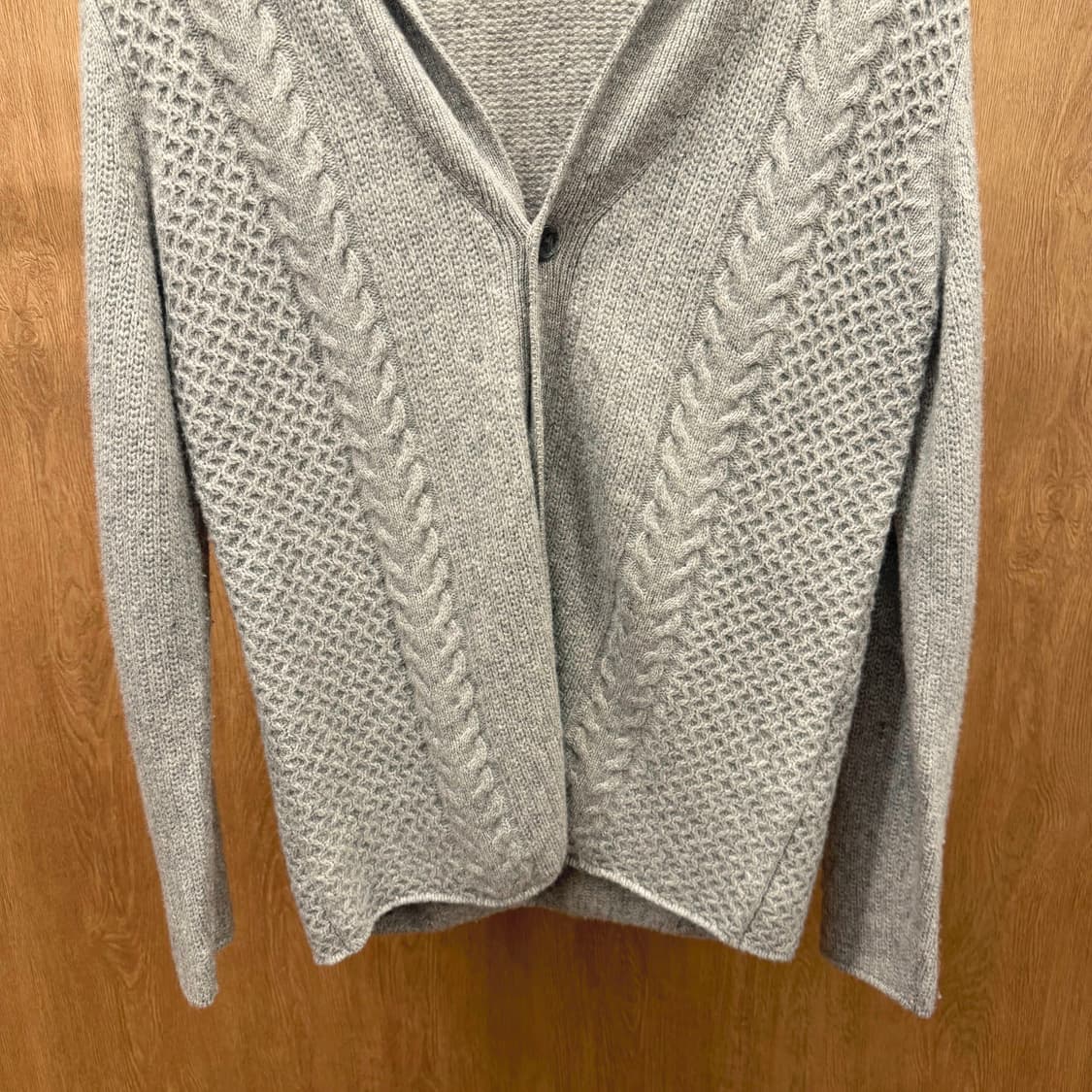 도나카란 뉴욕 긴팔 가디건 꽈배기 물결 짜임 디테일 라이트 그레이 상품이미지5