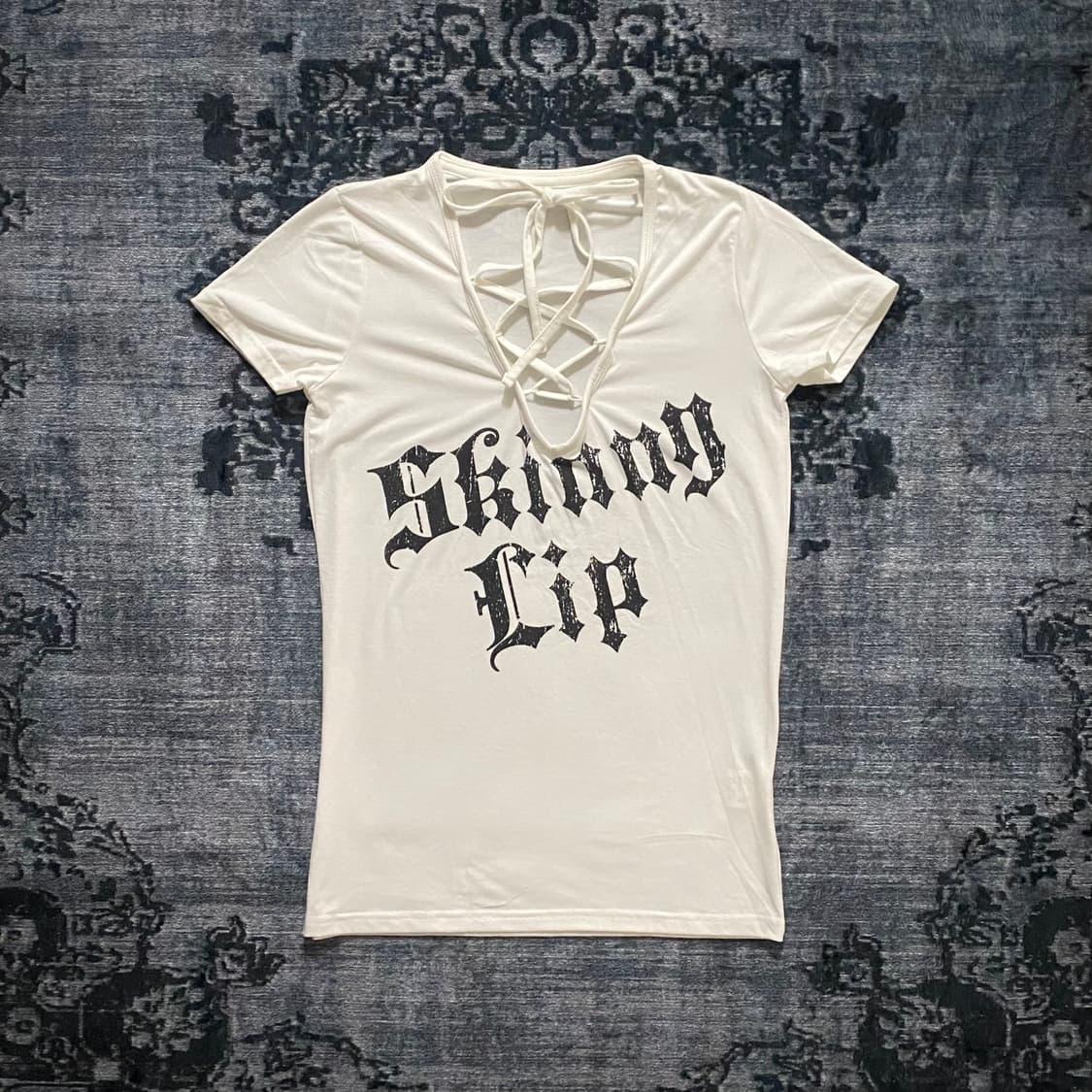 Lace-up Gothic Lettering T-shirt 상품이미지1