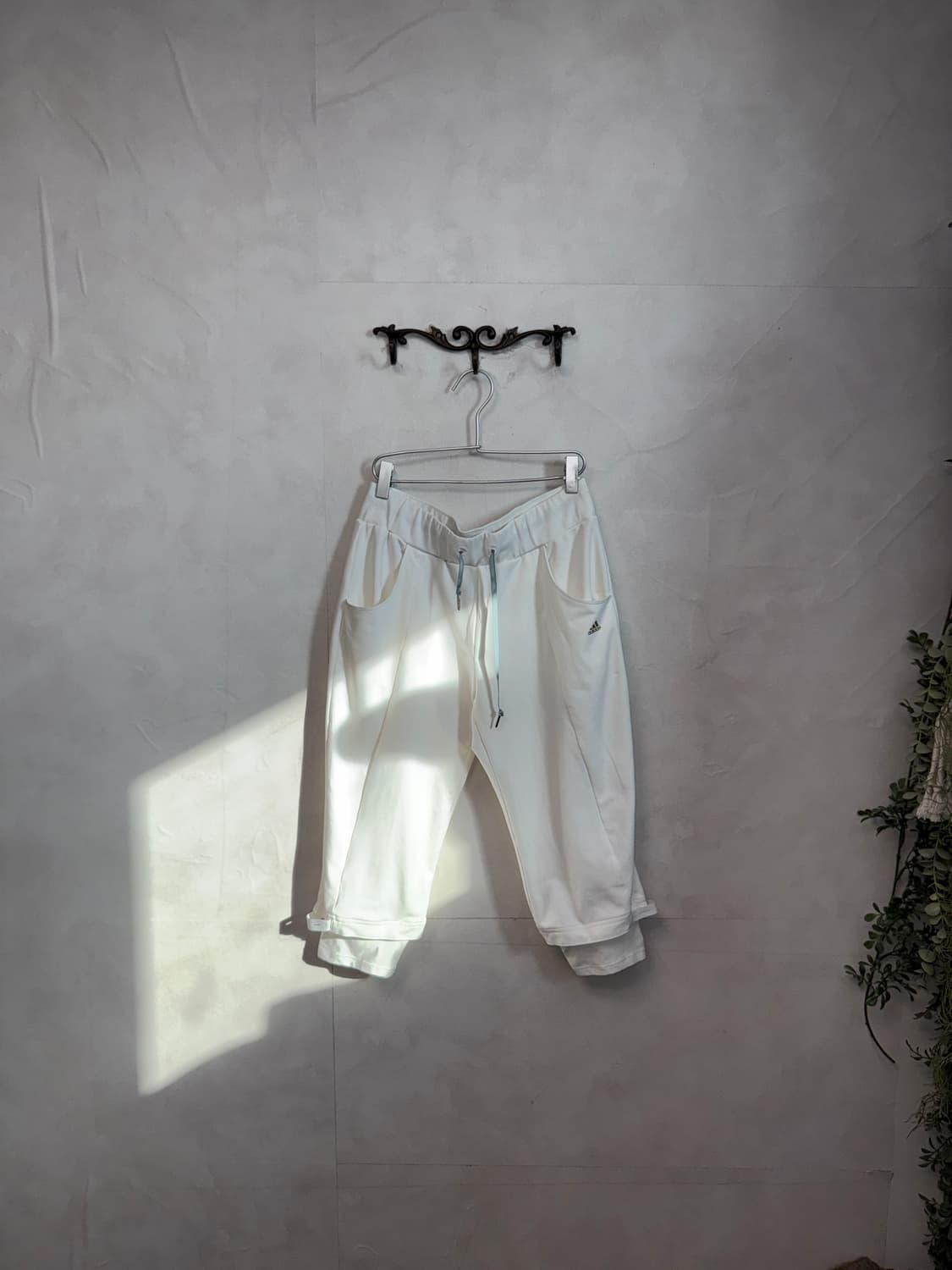 Adidas white jogger capri pants 상품이미지1