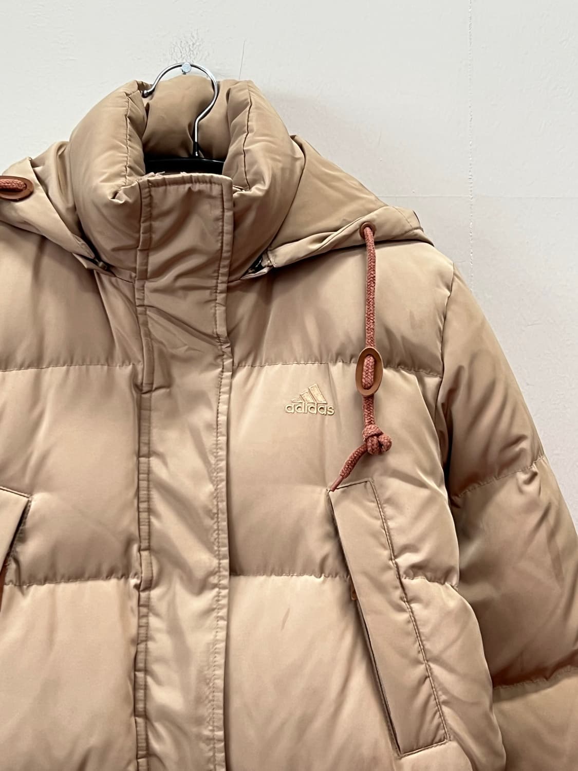 (85) 아디다스 우먼스 캐주얼 덕다운 패딩 자켓 베이지 상품이미지3