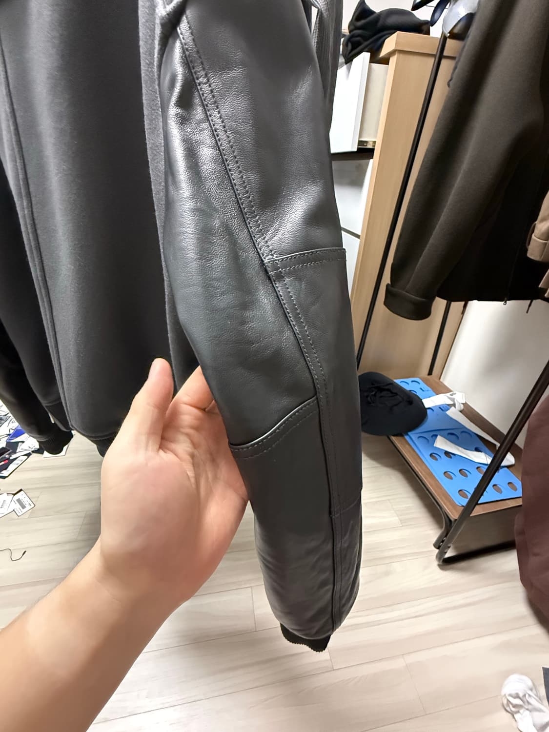 24fw준지 레더 슬리브 바시티 점퍼 - 그레이 46 상품이미지3