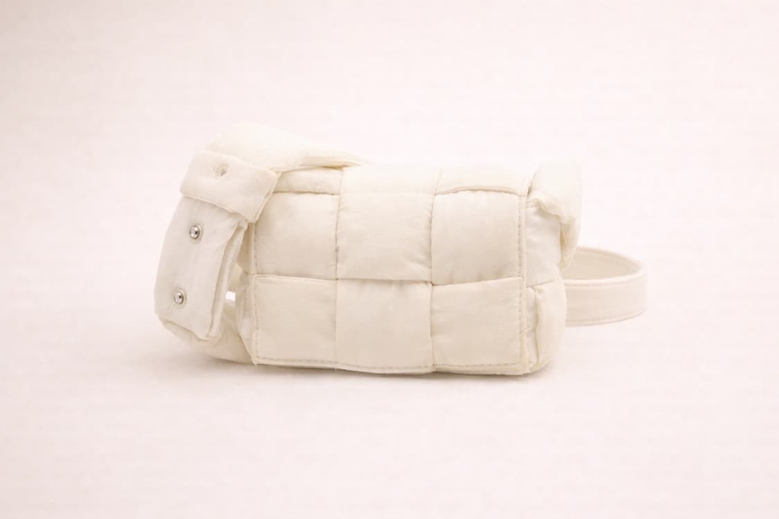 [A급] 보테가 베네타 패딩 미니 카세트 크로스백 화이트 판매합니다!!! 상품이미지2
