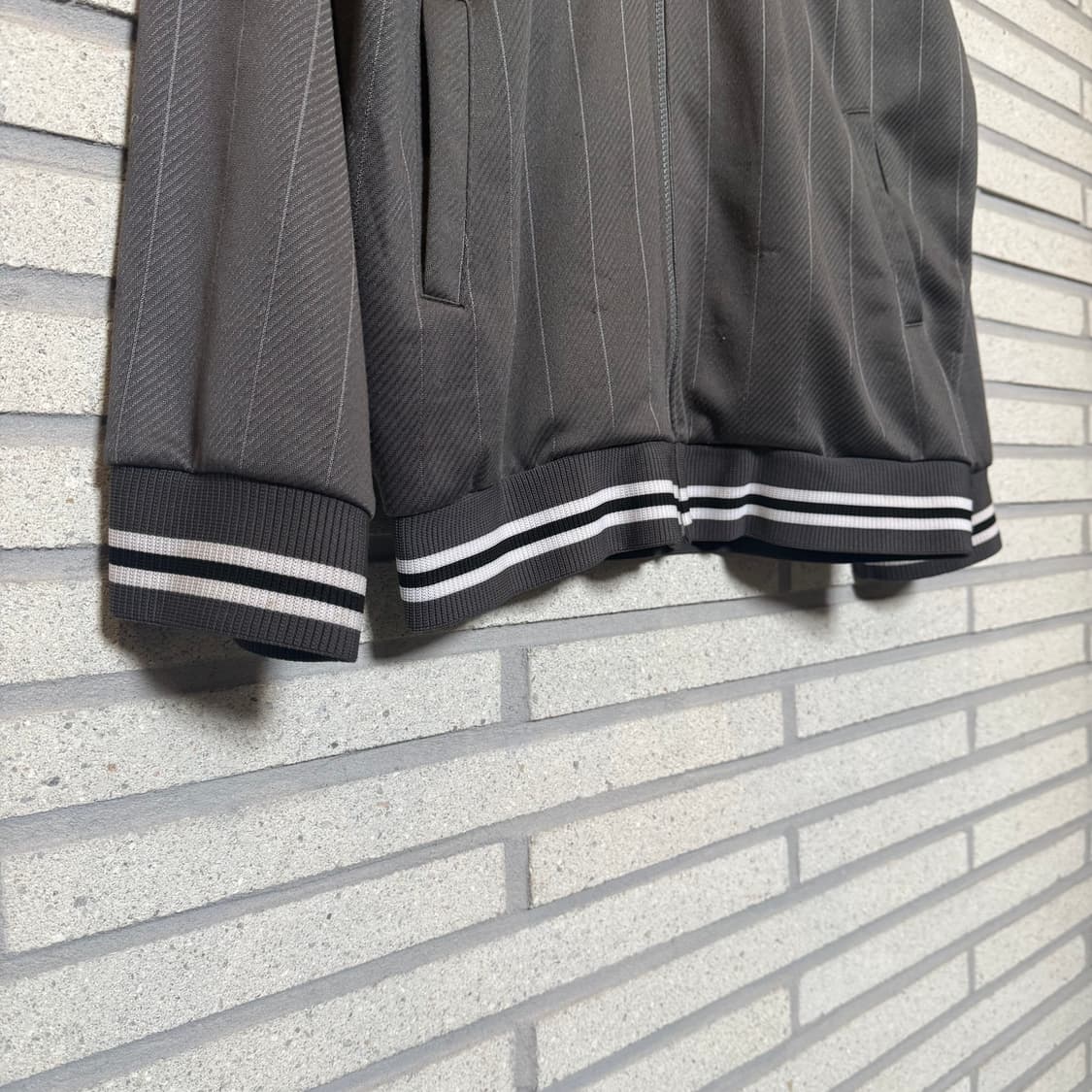 르꼬끄 숄더 로고 밴딩 스트라이프 트랙탑 져지 자켓 차콜 컬러 상품이미지4