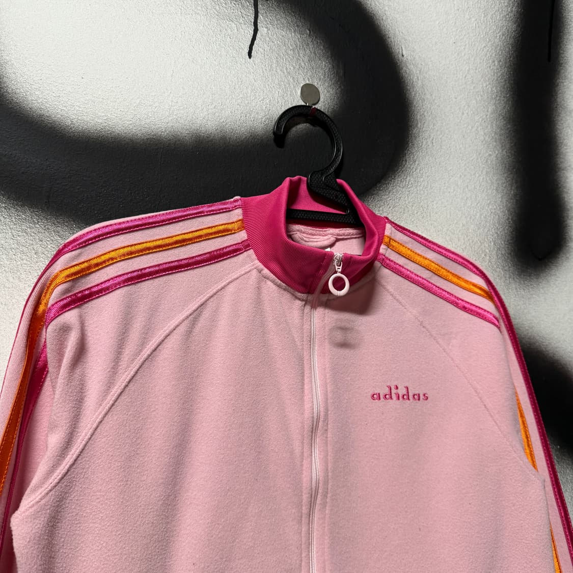 아디다스 자수 디테일 코튼 삼선 크롭 트랙탑 핑크 상품이미지3