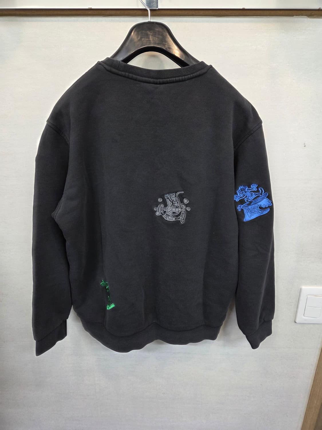 아디다스 디즈니 콜라보 구피 멀티자수로고 맨투맨 xl 상품이미지2