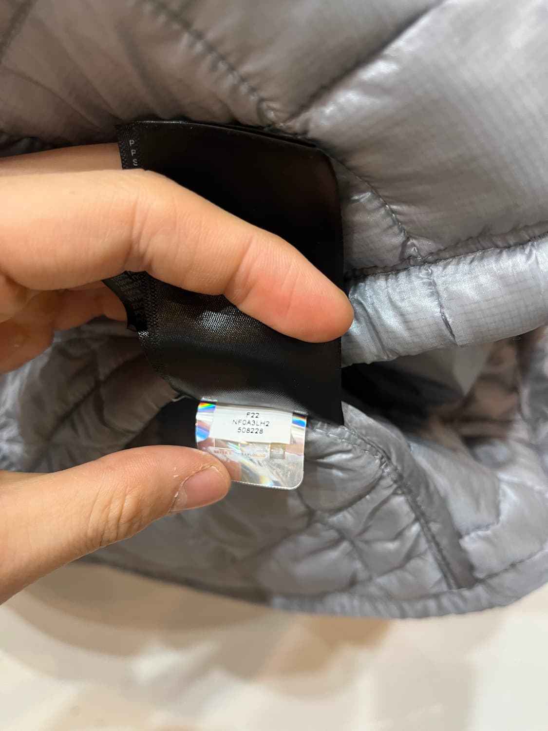 노스페이스 경량 패딩 실버 그레이  상품이미지8