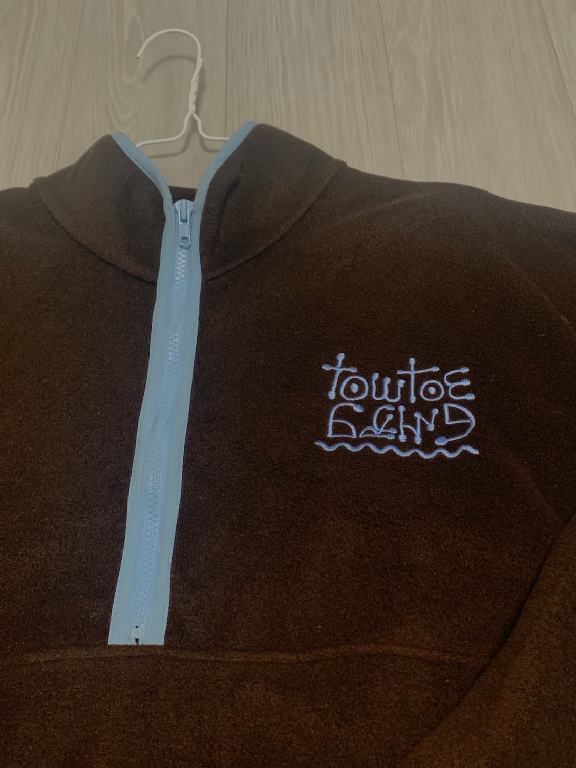 토우토우아카이브 로고 플리스 브라운 상품이미지3