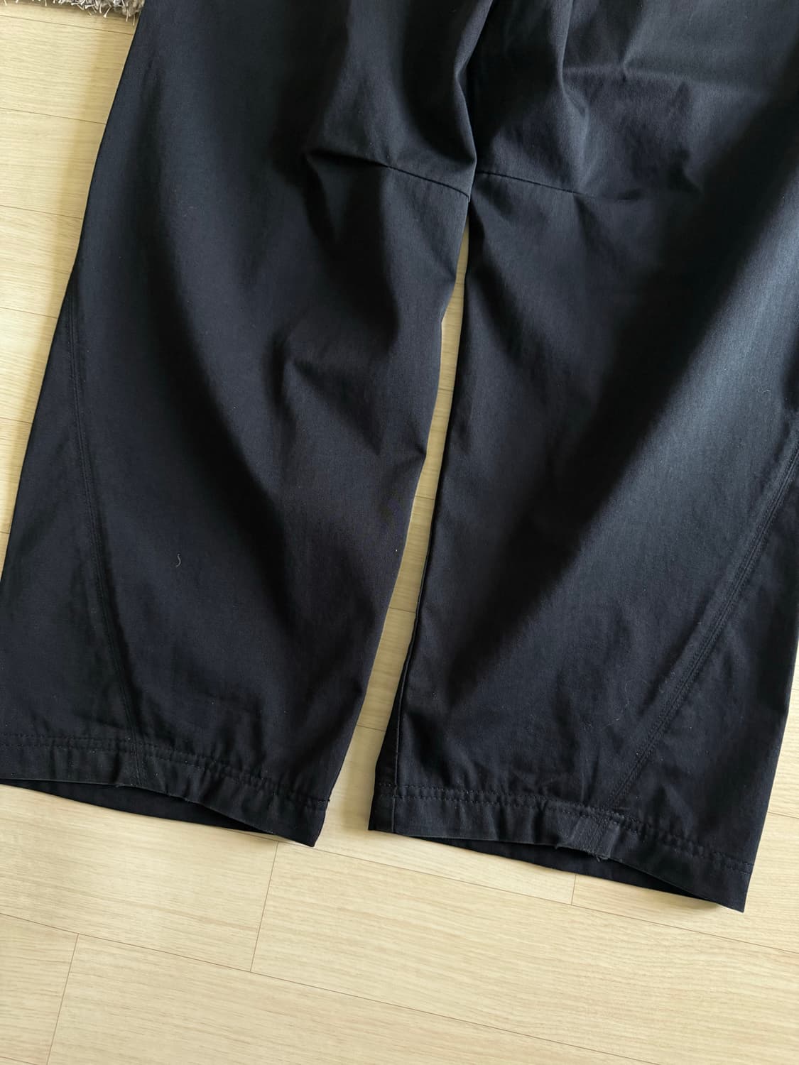 쿠어 코튼 블렌드 딥 플리츠 커브드 팬츠 상품이미지6