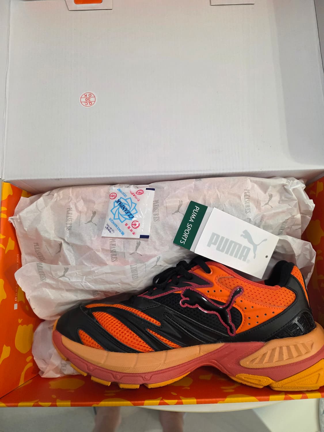 플레저스 x 푸마 벨로파시스 레이얼스 레드 오렌지 
275 상품이미지3