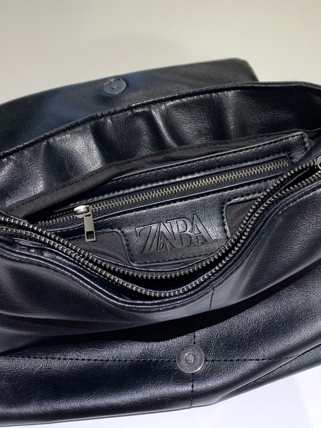 ZARA 락 플랩 숄더백 블랙 상품이미지3