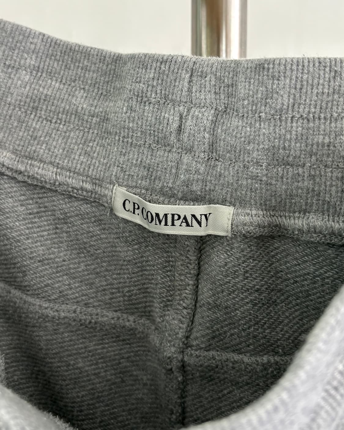 C.P. Company 씨피컴퍼니 그레이 컬러 사선 지퍼 반바지 상품이미지3