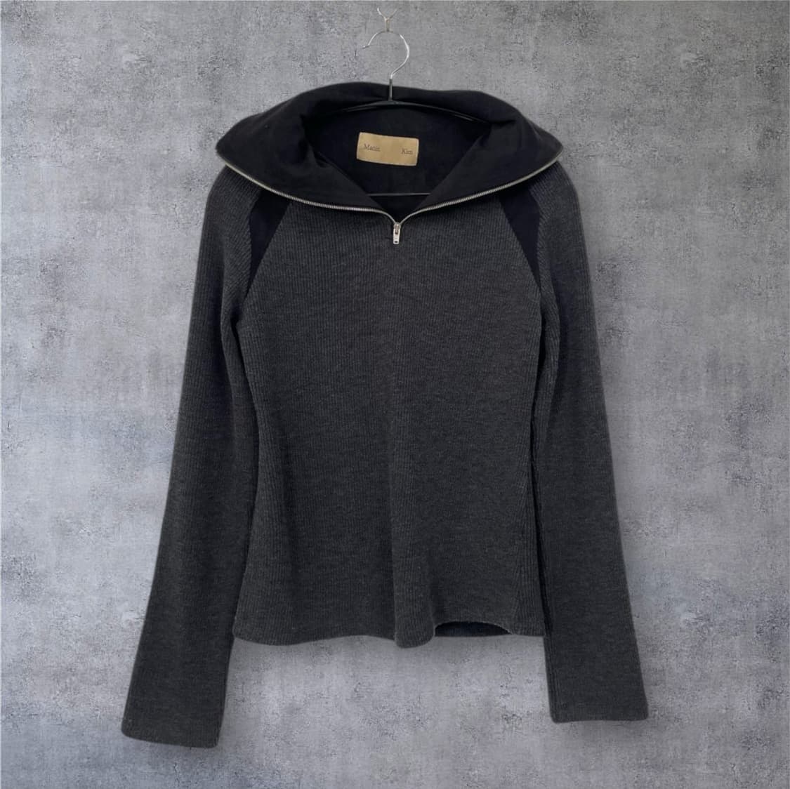 마뗑킴 Matin Kim 차콜 하이넥 래글런 하프집업 니트  상품이미지1