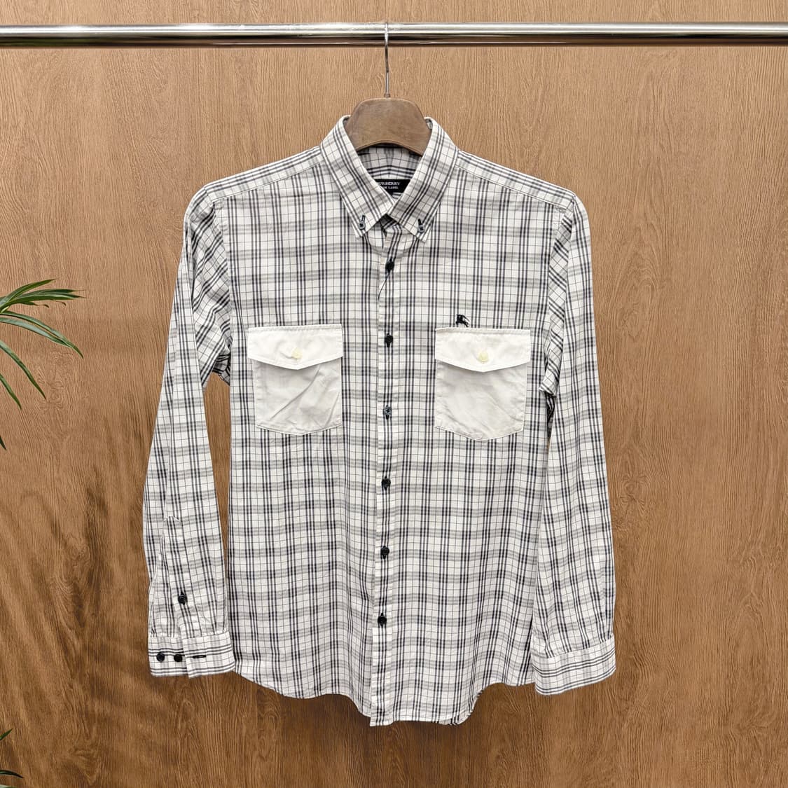 버버리 블랙 라벨 코튼 체크 셔츠 더블 포켓 로고 자수 디테일 화이트 상품이미지1
