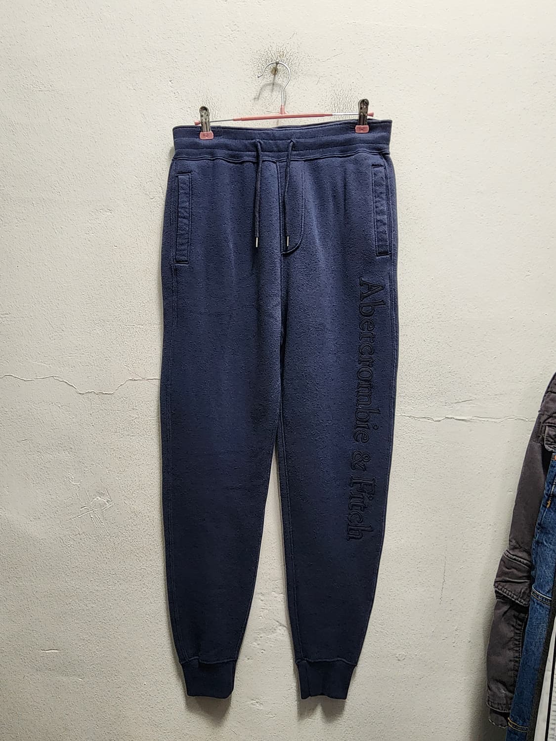 아베크롬비 빅로고 스펠아웃 트레이닝 스웻팬츠 상품이미지1