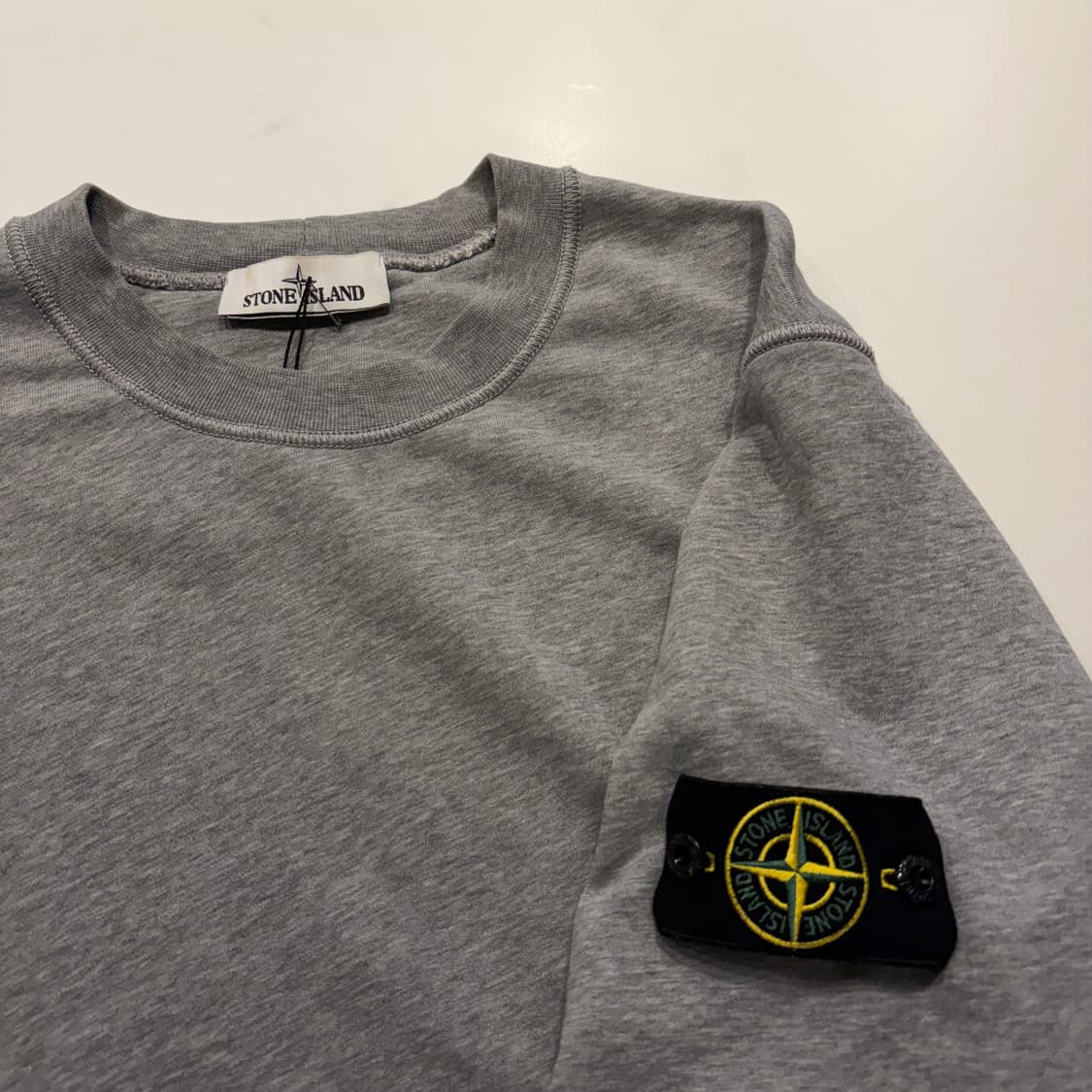 [XL] 22ss 스톤아일랜드 신형 큐알 와펜 맨투맨 그레이 C816 상품이미지3