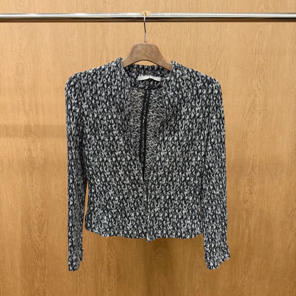 띠어리 럭스 슬림핏 노카라 자켓 트위드 텍스처 원단 디테일 블랙 화이트 상품이미지2