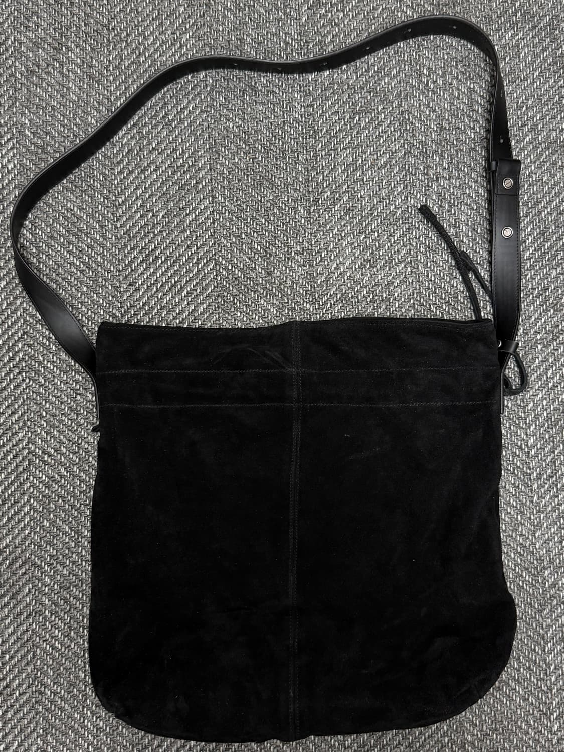 마지언타이틀 스웨이드 크로스백 상품이미지1