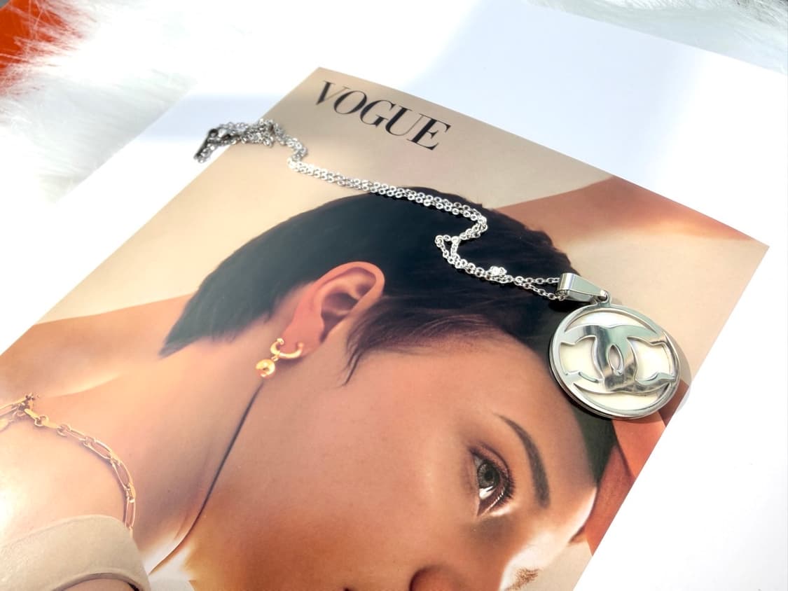 샤넬 실버 포인트 원형 로고 목걸이 상품이미지7