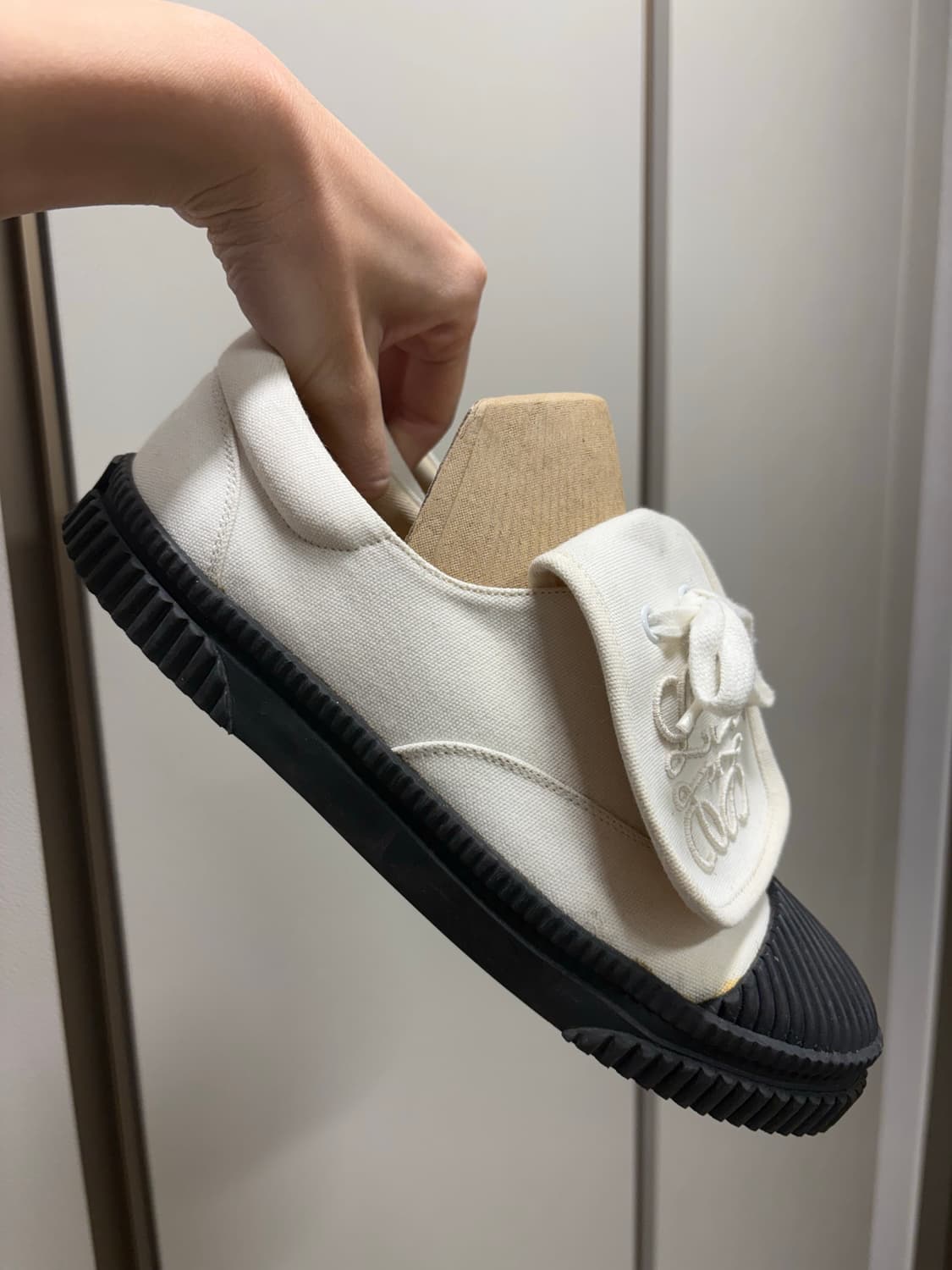 풀박스!! 로에베 아나그램 자수 플랫 스니커즈 38 상품이미지3