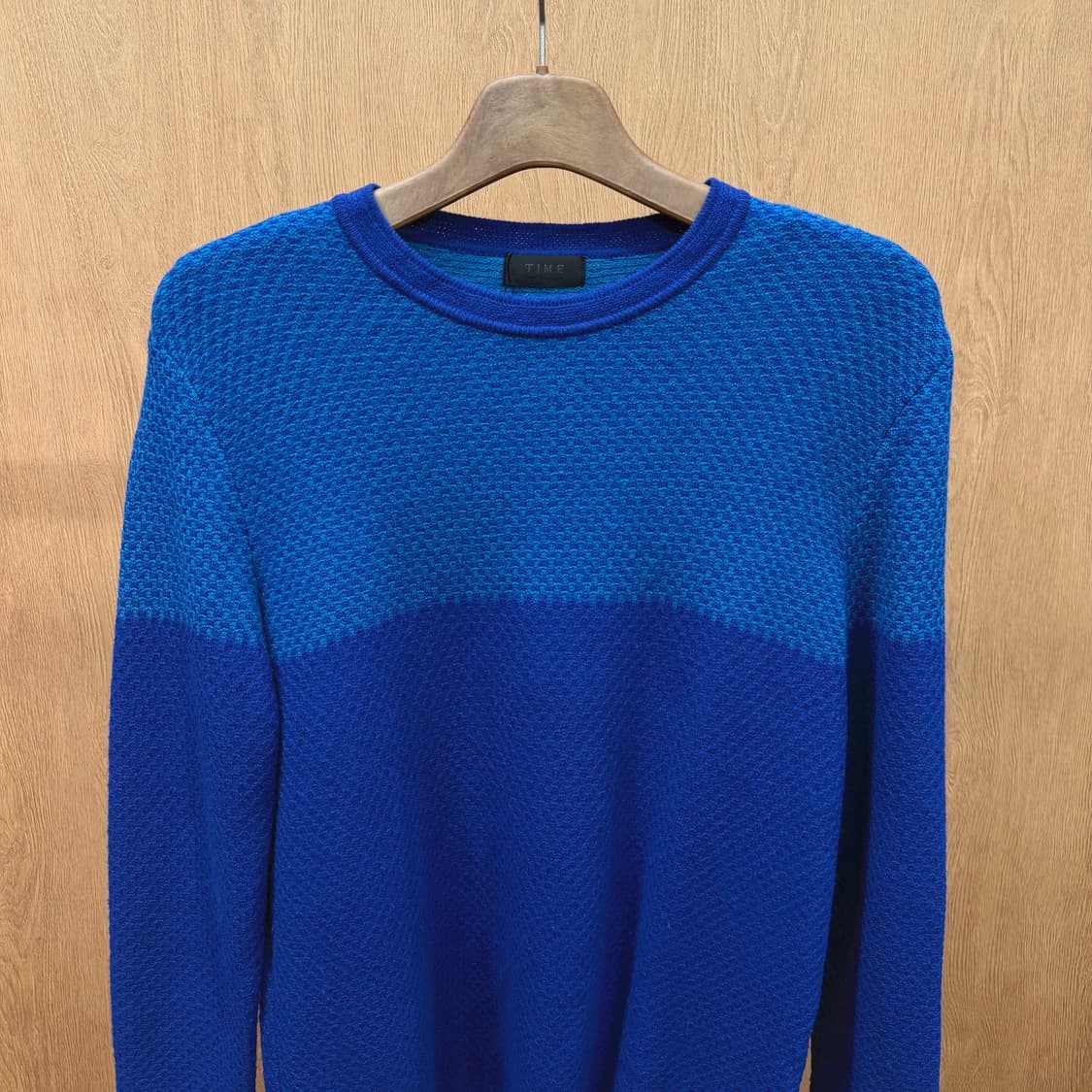 타임 라운드넥 니트 투톤 배색 와플 조직 텍스쳐 디테일 레귤러핏 블루 상품이미지4