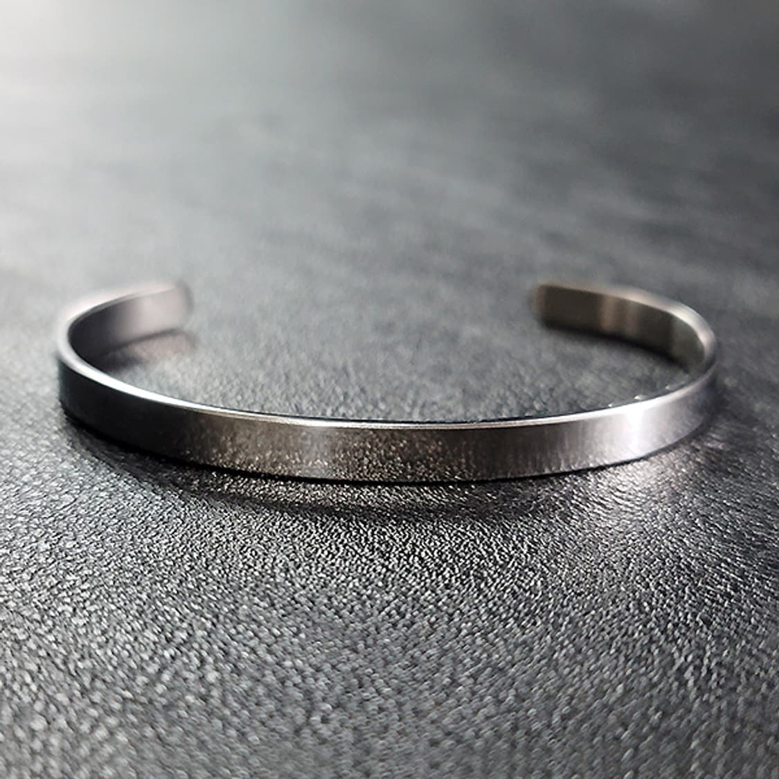 Brace 티타늄 6mm 남자 미니멀 라인 오픈 팔찌 상품이미지1