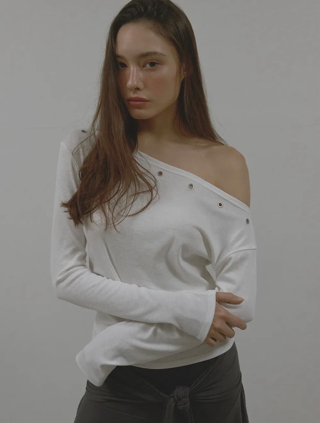 아수라 아일렛 원 숄더 롱 슬리브리스 티셔츠 아이보리 상품이미지7