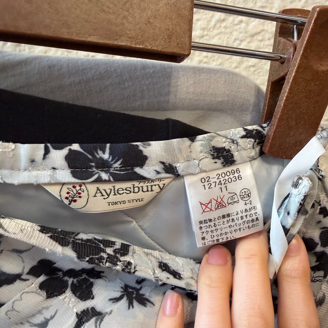 빈티지 쉬폰 미디 스커트 플라워 패턴 디테일 플레어핏 블랙 상품이미지5