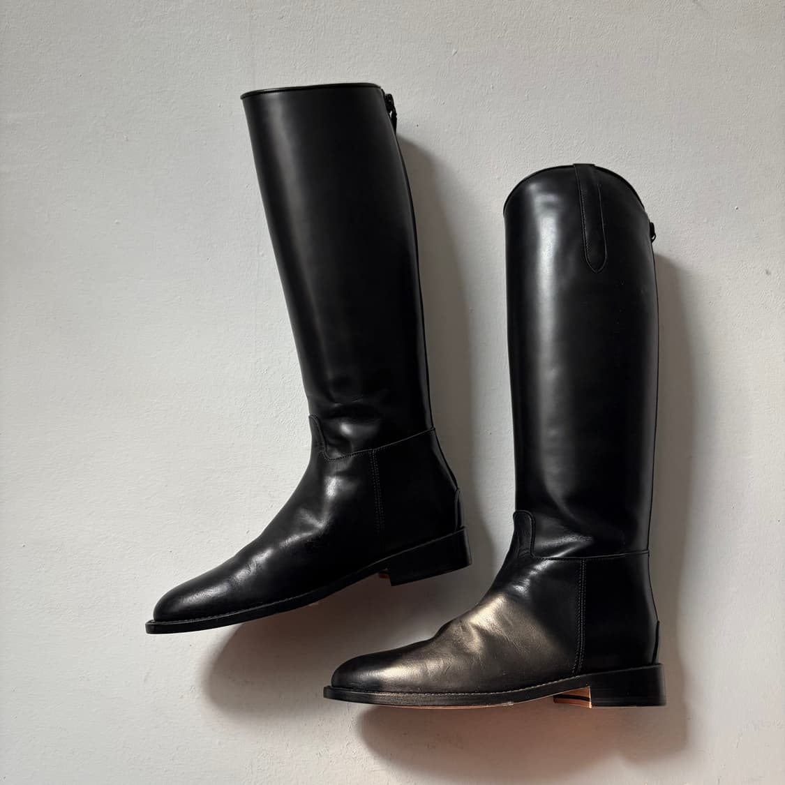 Sleek Leather Riding Boots 상품이미지4