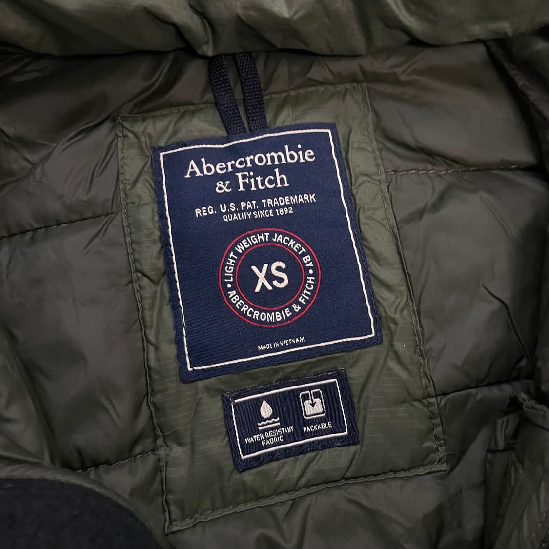 아베크롬비와펜 패치 퀄팅 경량 후드 패딩 카키 상품이미지5