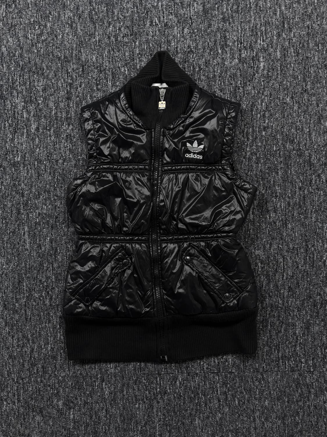 아디다스 블랙 유광 패딩 베스트 상품이미지3