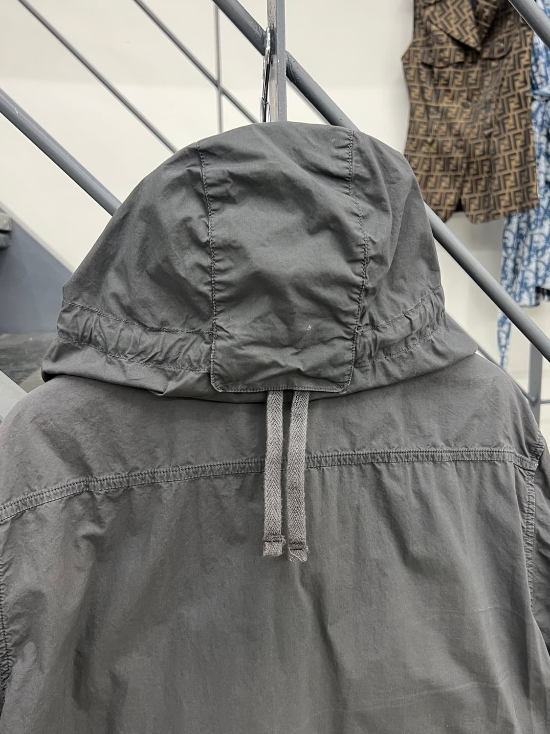 스톤아일랜드 와펜 차콜 후드 셔츠 자켓 상품이미지5