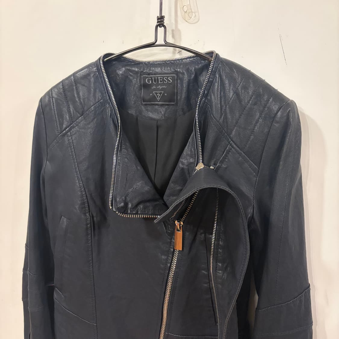 게스 램스킨 하이넥 사선레더자켓 상품이미지4