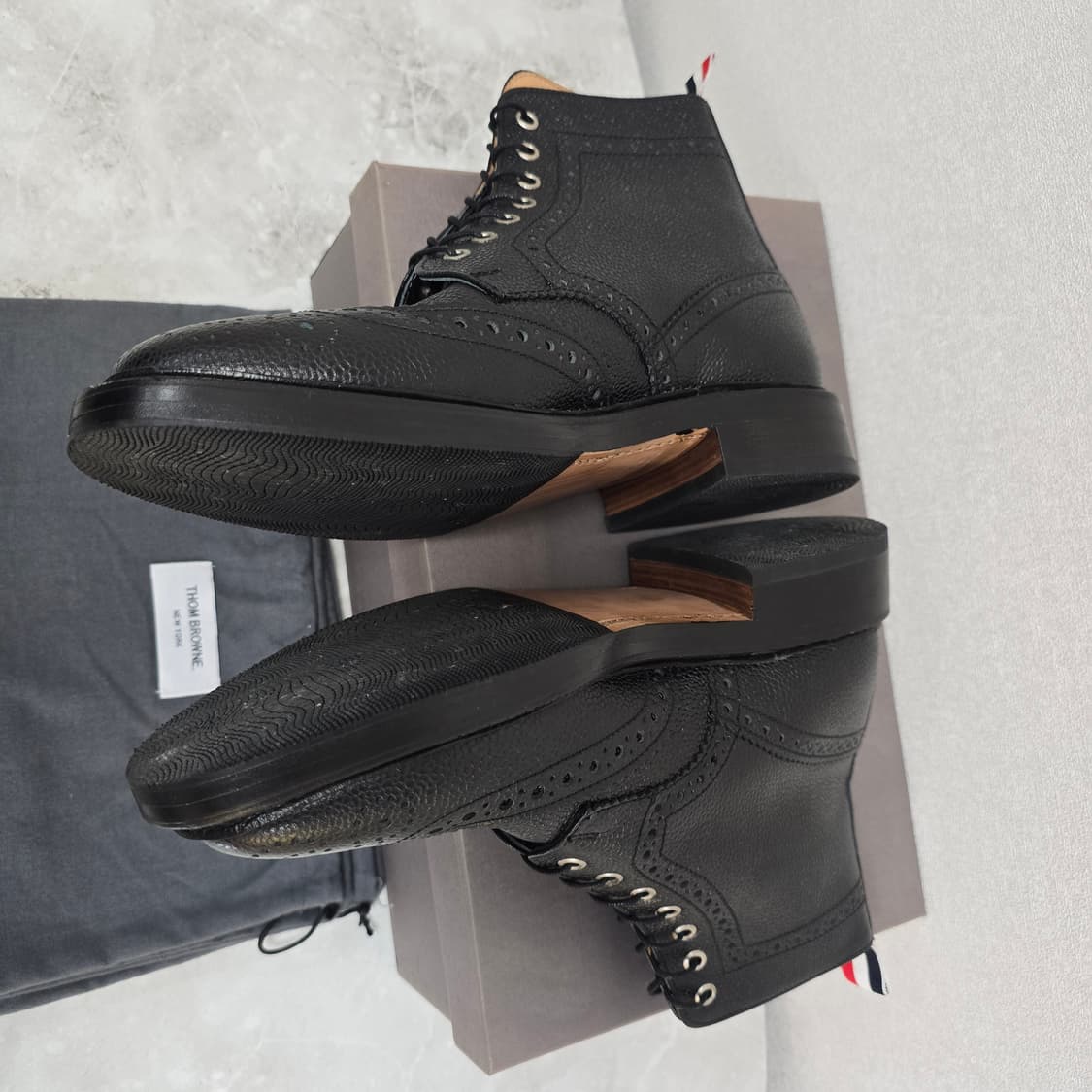 톰브라운 페블 레더 윙팁 부츠 8.5사이즈 판매 상품이미지2