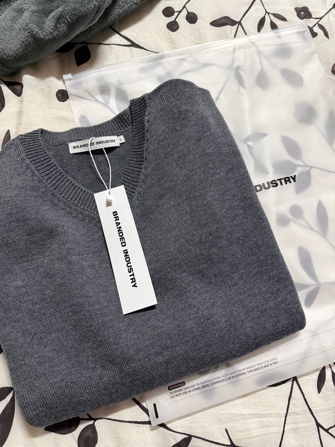 브랜디드 브이넥 니트 챠콜 L 상품이미지1