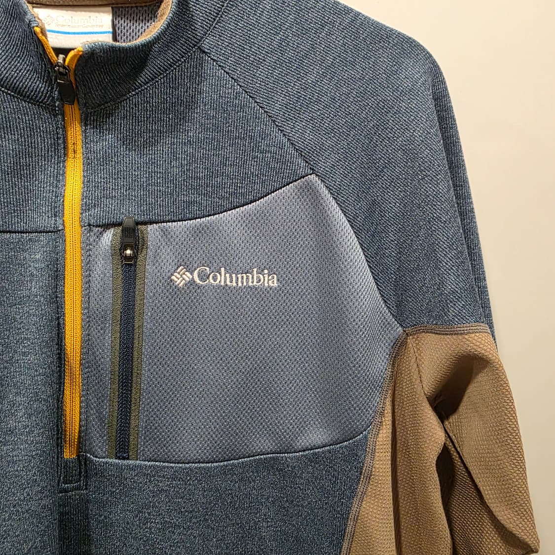 컬럼비아 기능성 하프 집업 배색 티셔츠 상품이미지3