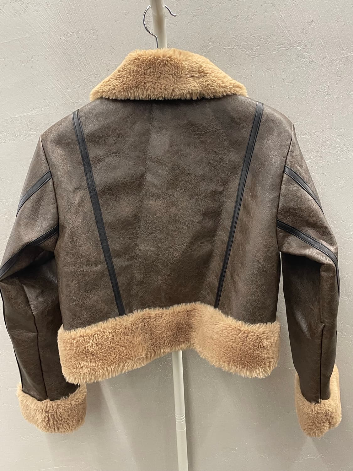 보헤미안서울 하이 넥 숏 무스탕 브라운  상품이미지9