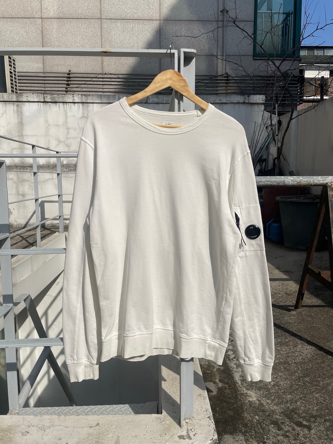 cp컴퍼니 렌즈 포켓 화이트 스웻셔츠  상품이미지2