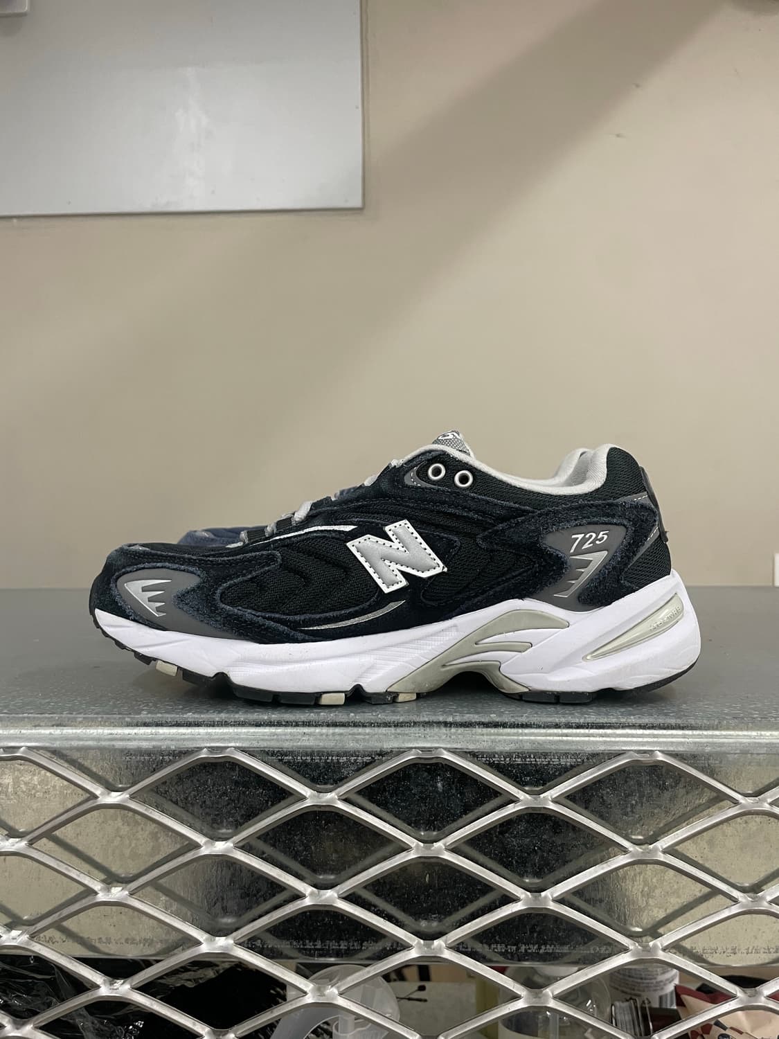 뉴발란스 725 블랙 240 상품이미지1