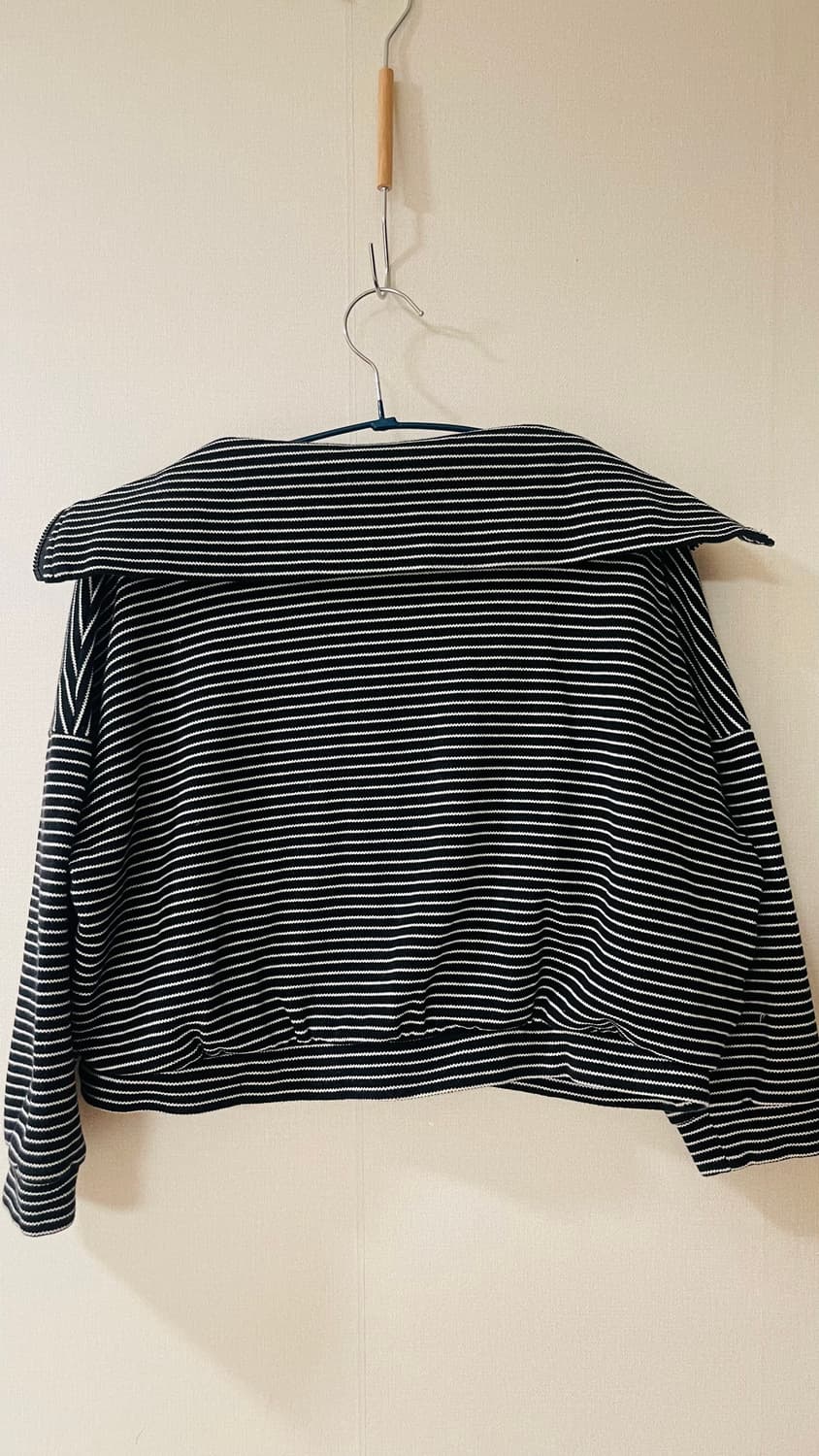 발렌시아가 스트라이프 반집업 크롭 맨투맨 S 내부 나시티와 맨투맨 일체형 상품이미지6