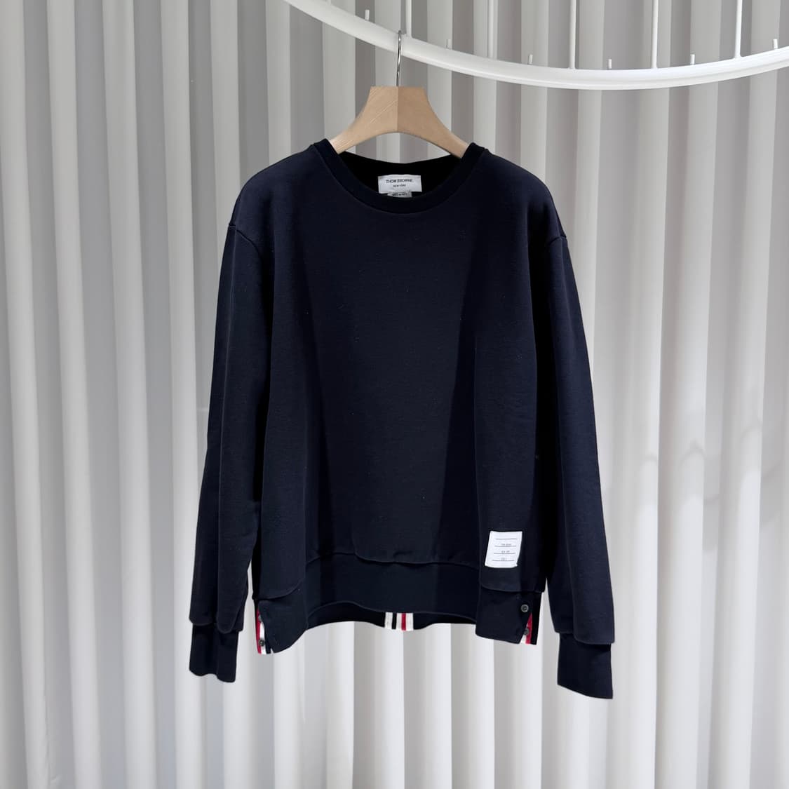 (A+/5) / 톰브라운 백 삼선니트라이닝 사이드버튼 맨투맨 네이비 상품이미지1