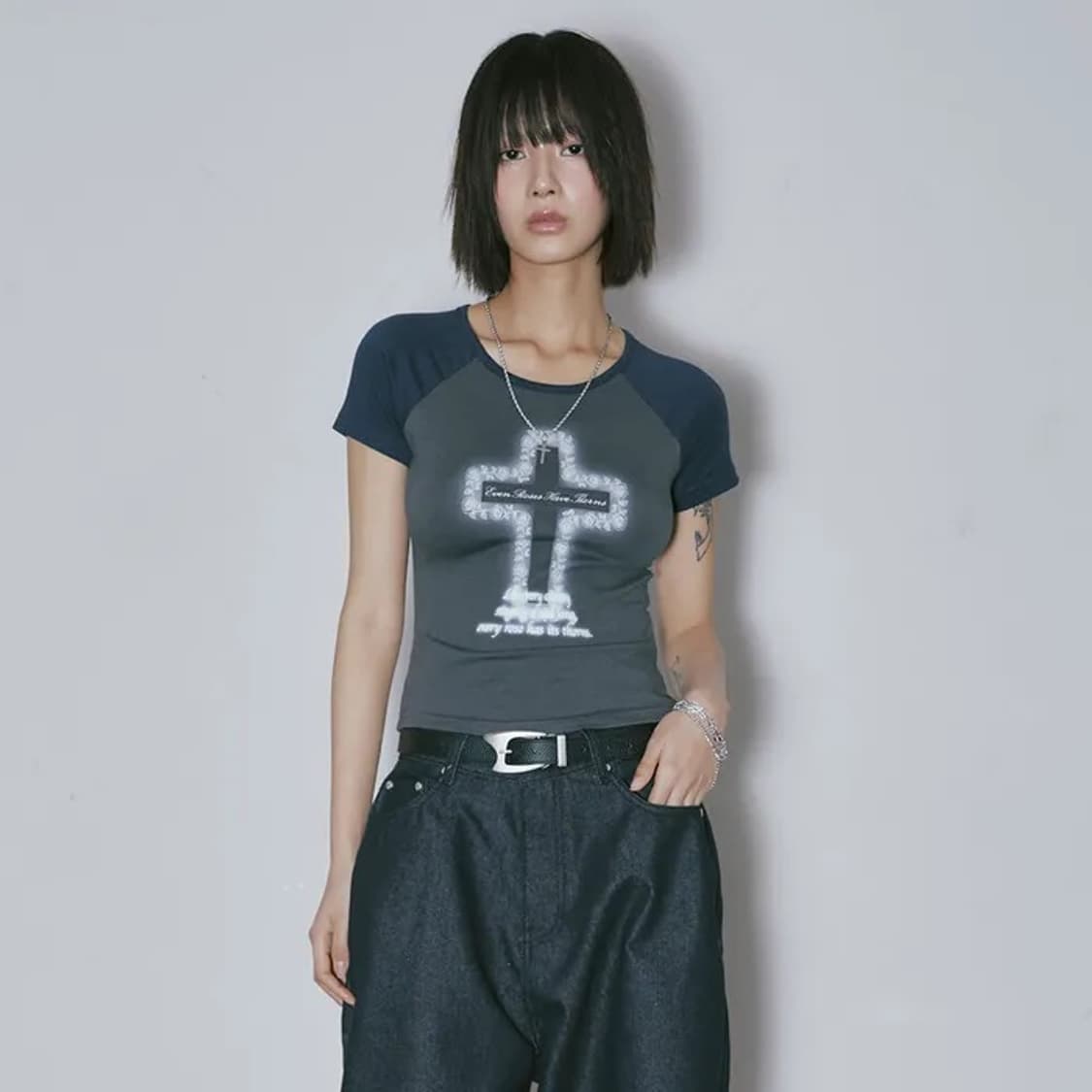 니어노어 크로스 로즈 레글런 티[챠콜] 상품이미지1