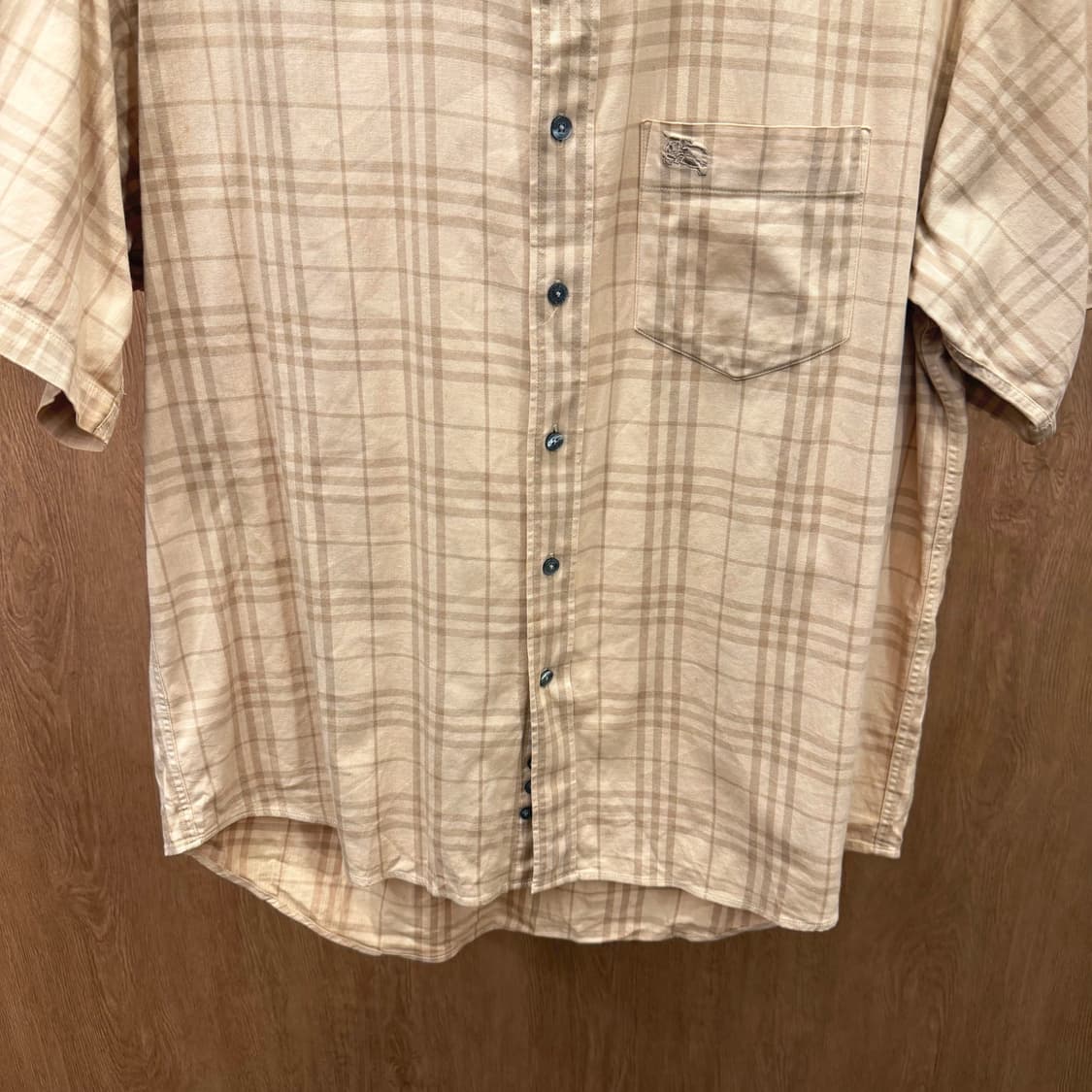 버버리 런던 코튼 반팔 체크 셔츠 로고 자수 포켓 디테일 베이지 상품이미지5