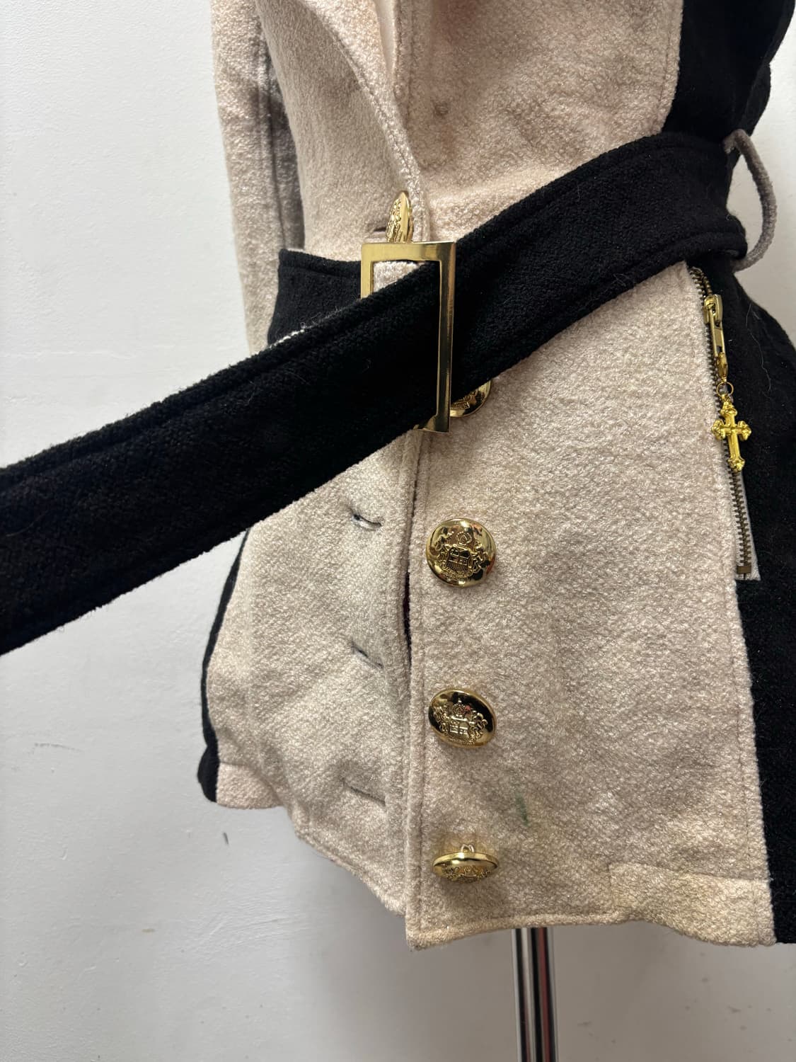 디아 d.i.a 아이보리 부클레 갸루 십자가 지퍼 코트자켓 상품이미지3