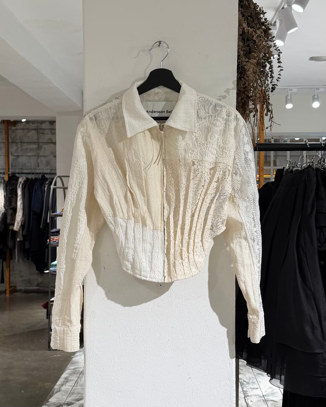 앤더슨 벨 화이트 알바 패치워크 플리츠 레이스 셔츠 상품이미지1