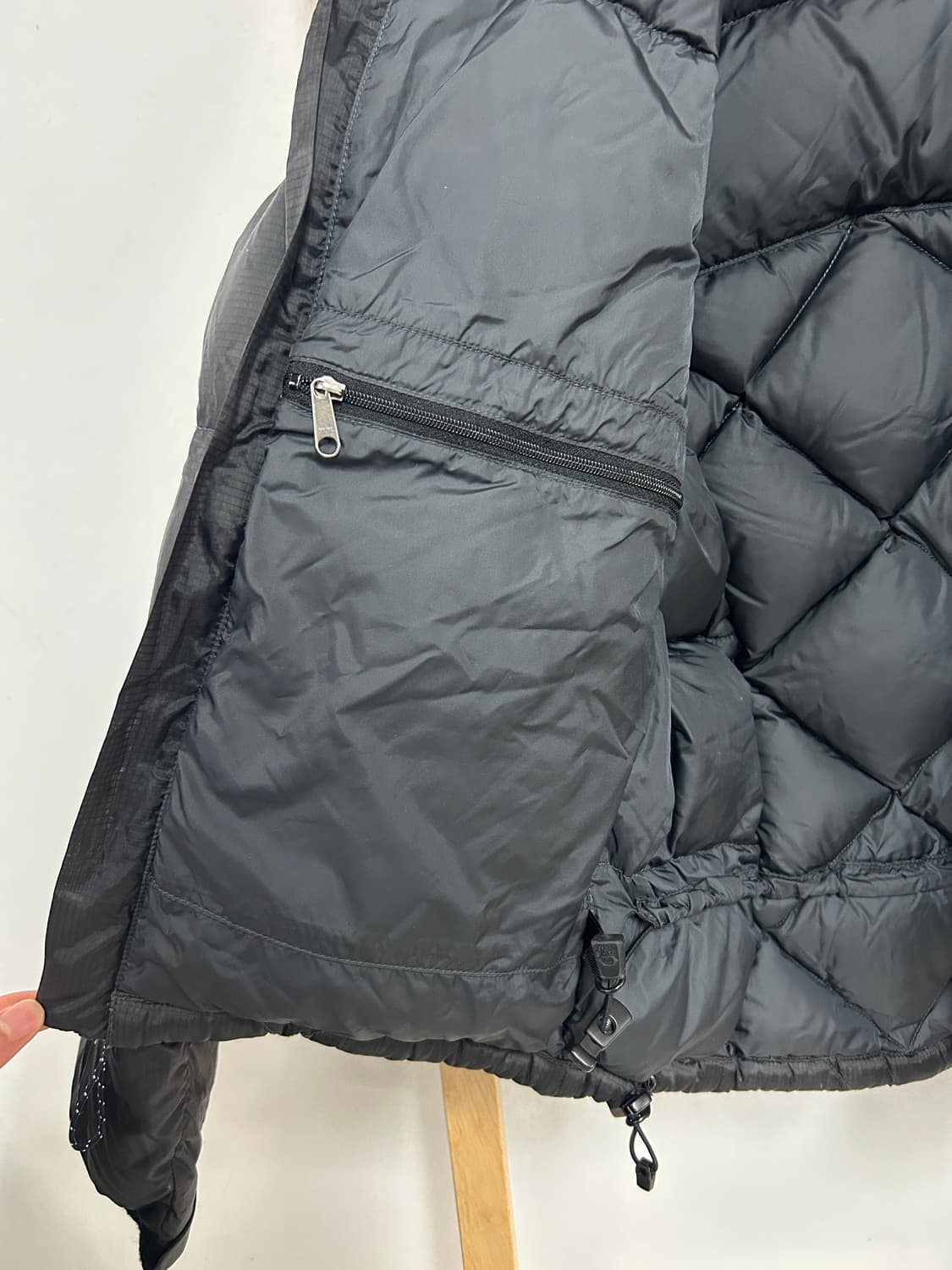 마운틴하드웨어 자수로고 구스다운 푸퍼 자켓 블랙 상품이미지5