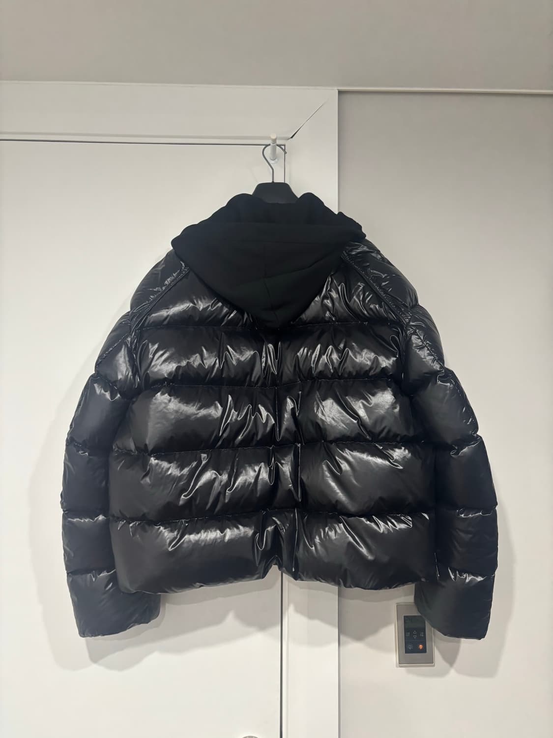 준지 22fw 유광 블랙 패딩  상품이미지2