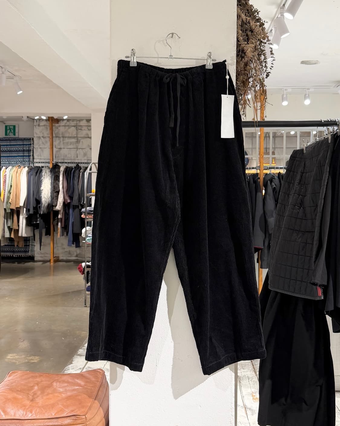 코모리 블랙 코듀로이 밴딩 와이드 팬츠 상품이미지1