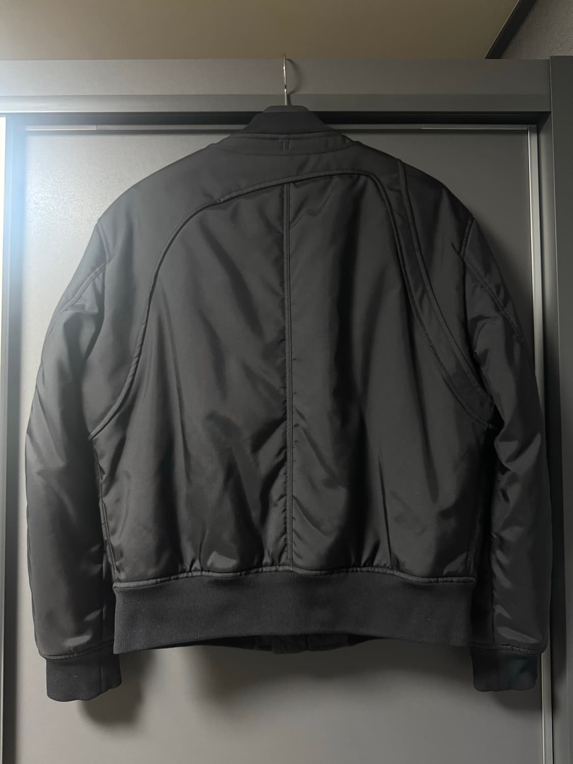 [새상품] 알렉산더 맥퀸 하네스 MA-1 봄버 자켓 블랙 (48) 상품이미지2