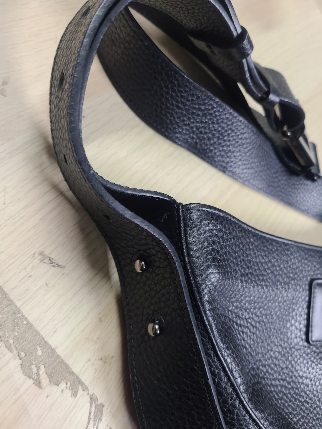 소프트서울 소가죽 하프문 슬링백 상품이미지3